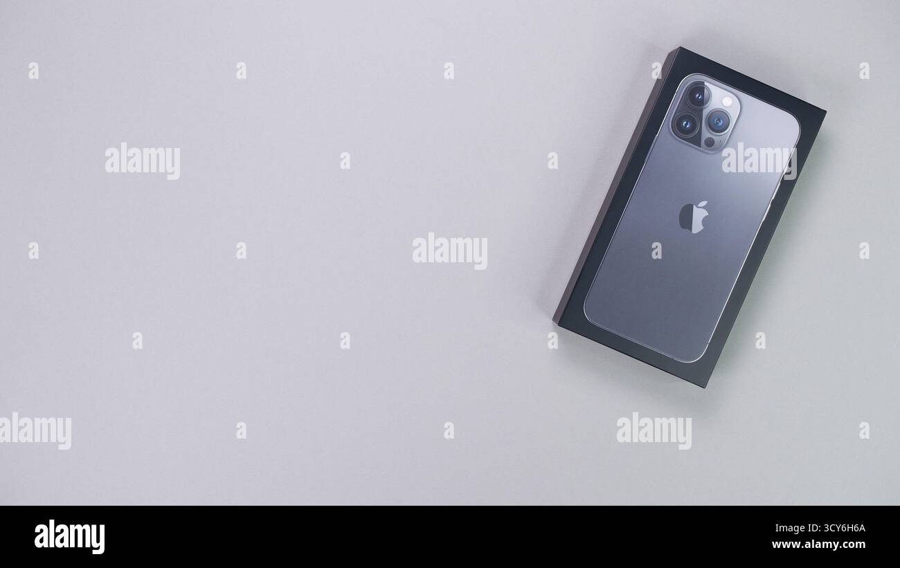 Ottawa ON, Canada - 21 dicembre 2022: IPhone 13 Pro Max viene visualizzato su una superficie pulita, evidenziando il suo design elegante e le sue funzioni innovative con i testi Foto Stock