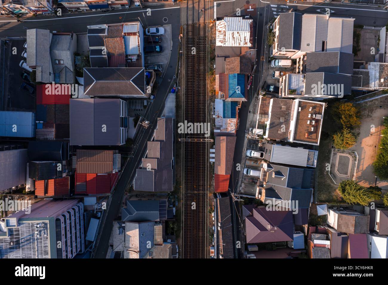 Vista aerea dall'alto verso il basso del quartiere di Osaka con binari ferroviari nord-sud Foto Stock