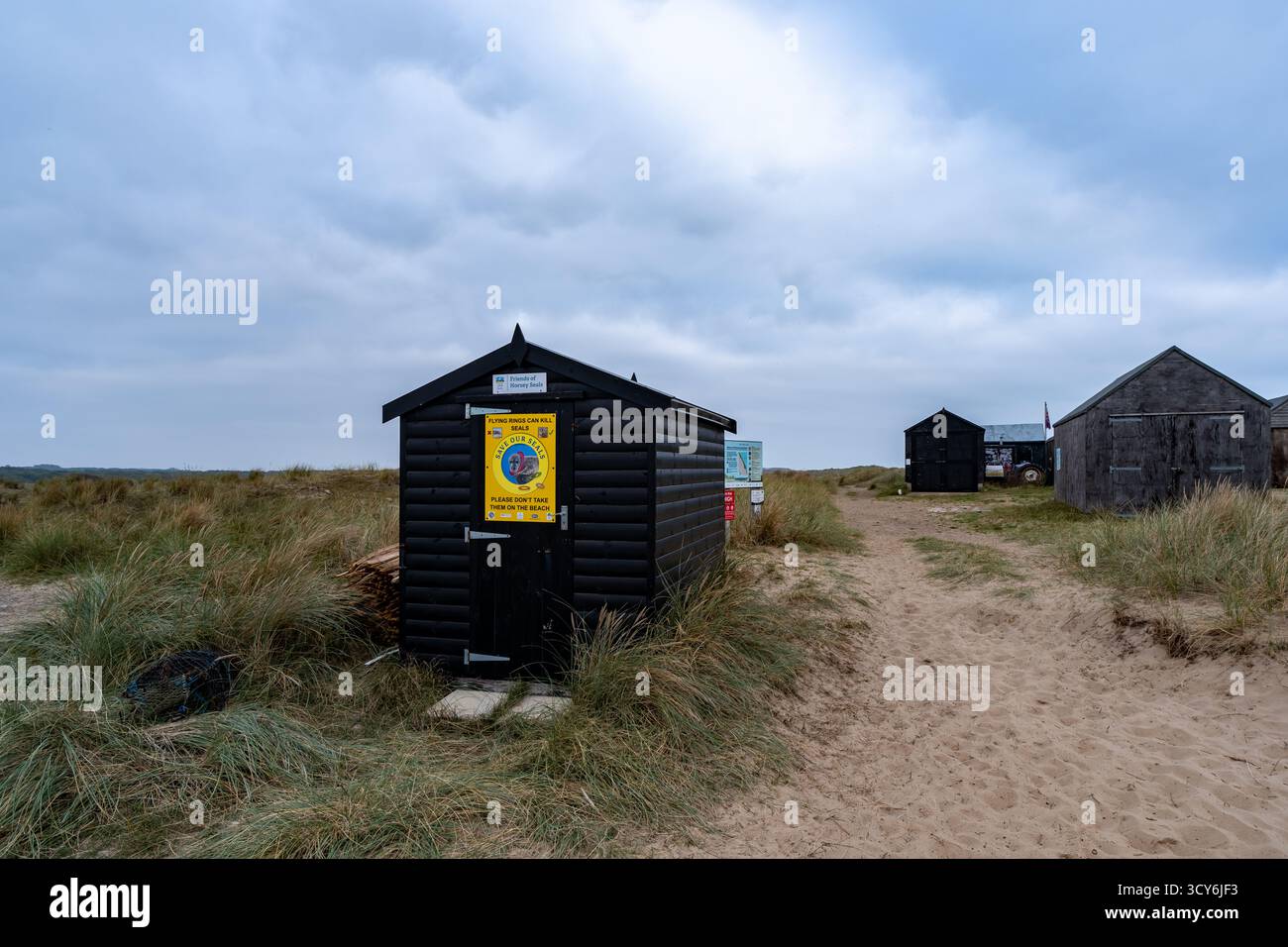 Capanne in legno e capannoni di stoccaggio sulla spiaggia di Winterton Foto Stock