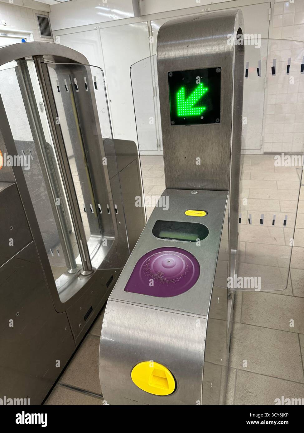 Metropolitana francese, Tube, metropolitana - Immagine stock catturata con smartphone