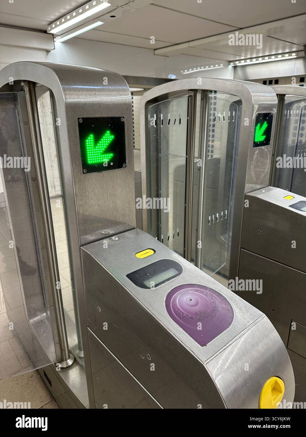 Metropolitana francese, Tube, metropolitana - Immagine stock catturata con smartphone