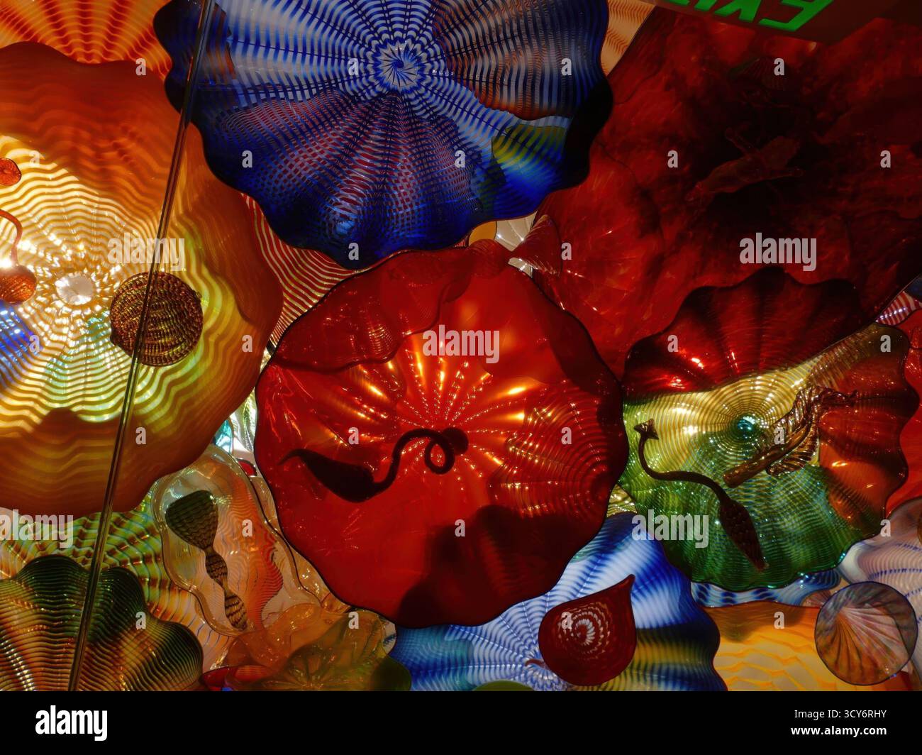 SEATTLE - APR 25, 2025 - sculture di vetro soffiato colorate sospese dal soffitto creano un'affascinante esposizione di tonalità vibranti e forme organiche, sh Foto Stock