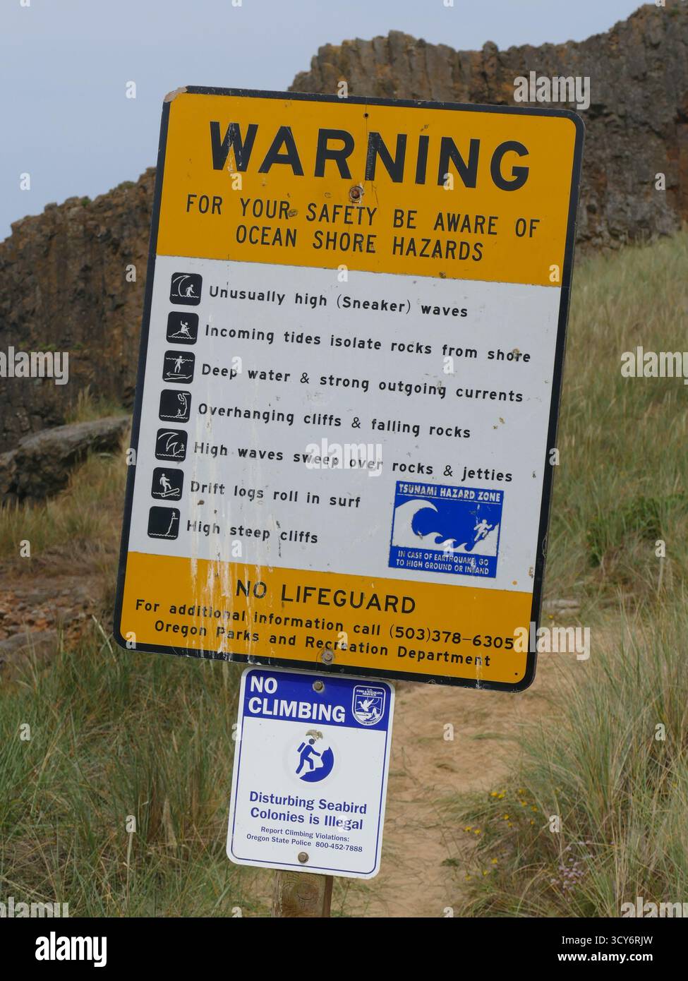 , Seal Rock, vicino a Newport, segnale di avvertimento giallo dell'Oregon che descrive i pericoli della costa oceanica come le onde delle sneaker. Correnti forti. E le rocce cadenti. Newport. O Foto Stock