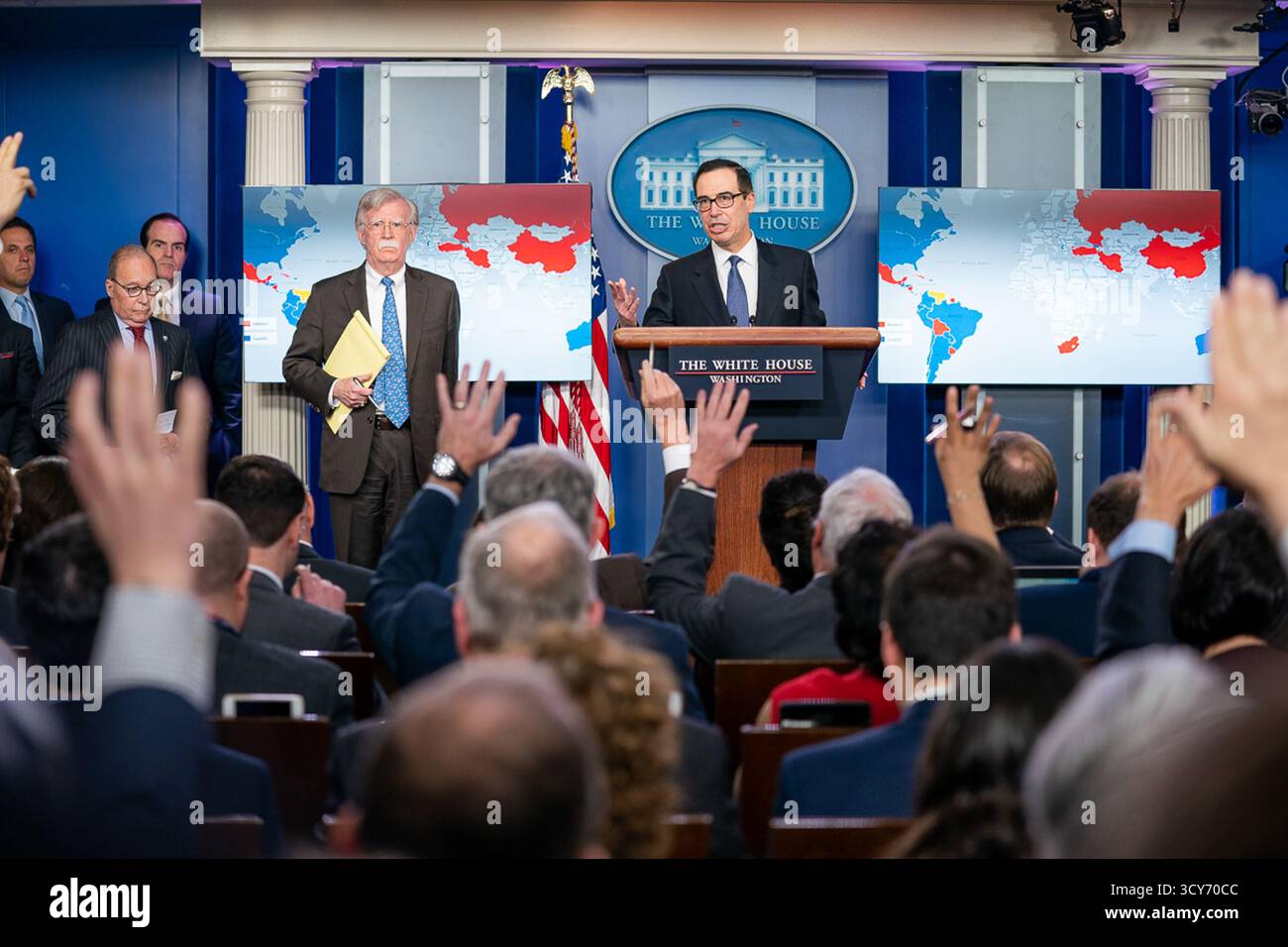 Washington, Stati Uniti d'America. 28 Gennaio 2019. Il Segretario del Tesoro Steven Mnuchin, a cui ha aderito il Consigliere Nazionale per la sicurezza John Bolton e il Direttore del Consiglio economico Nazionale Larry Kudlow, si rivolge ai giornalisti nella Sala Stampa Briefing di James S. Brady presso la Casa Bianca lunedì 28 gennaio 2019, Annunciare ulteriori passi per affrontare l'emergenza nazionale in Venezuela. Persone: Segretario del Tesoro Steven Mnuchin, Credit: Storms Media Group/Alamy Live News Foto Stock