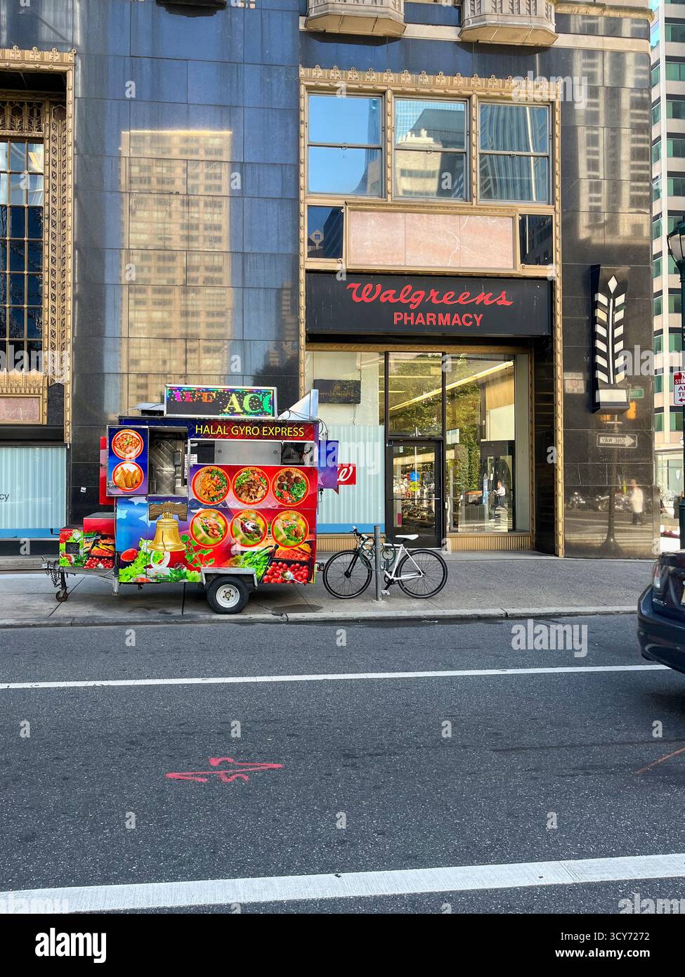 Un furgone alimentare è parcheggiato di fronte a una farmacia Walgreens. Il veicolo è decorato con una varietà di design colorati ed è parcheggiato sul lato del veicolo Foto Stock Un furgone alimentare è parcheggiato di fronte a una farmacia Walgreens. Il veicolo è decorato con una varietà di design colorati ed è parcheggiato sul lato del veicolo Foto Stock