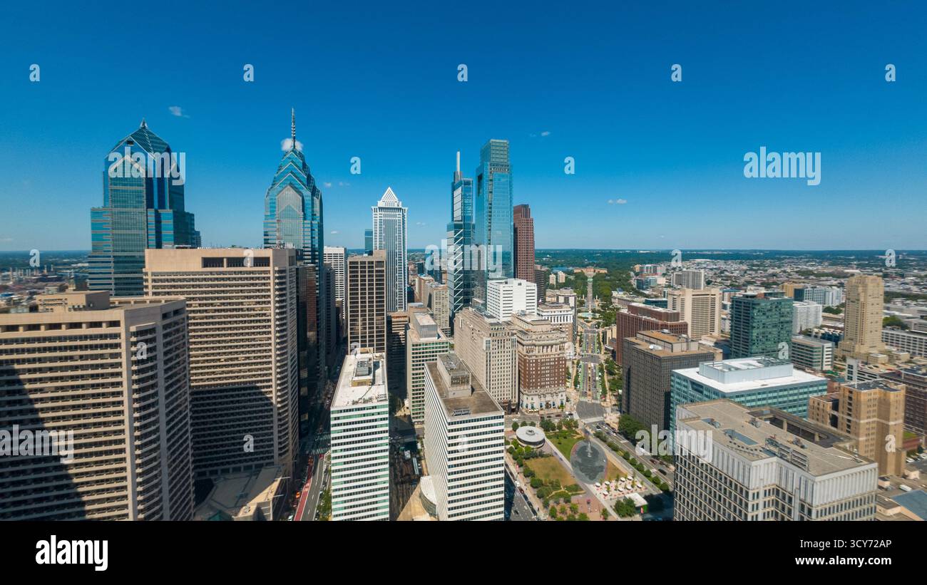 Skyline della città di Philadelphia con un cielo azzurro. Gli edifici sono alti e la città è piena di attività. STATI UNITI Foto Stock Skyline della città di Philadelphia con un cielo azzurro. Gli edifici sono alti e la città è piena di attività. STATI UNITI Foto Stock