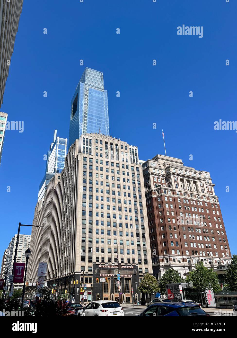 Skyline della città di Philadelphia con un cielo azzurro. Gli edifici sono alti e la città è piena di attività. STATI UNITI Foto Stock Skyline della città di Philadelphia con un cielo azzurro. Gli edifici sono alti e la città è piena di attività. STATI UNITI Foto Stock