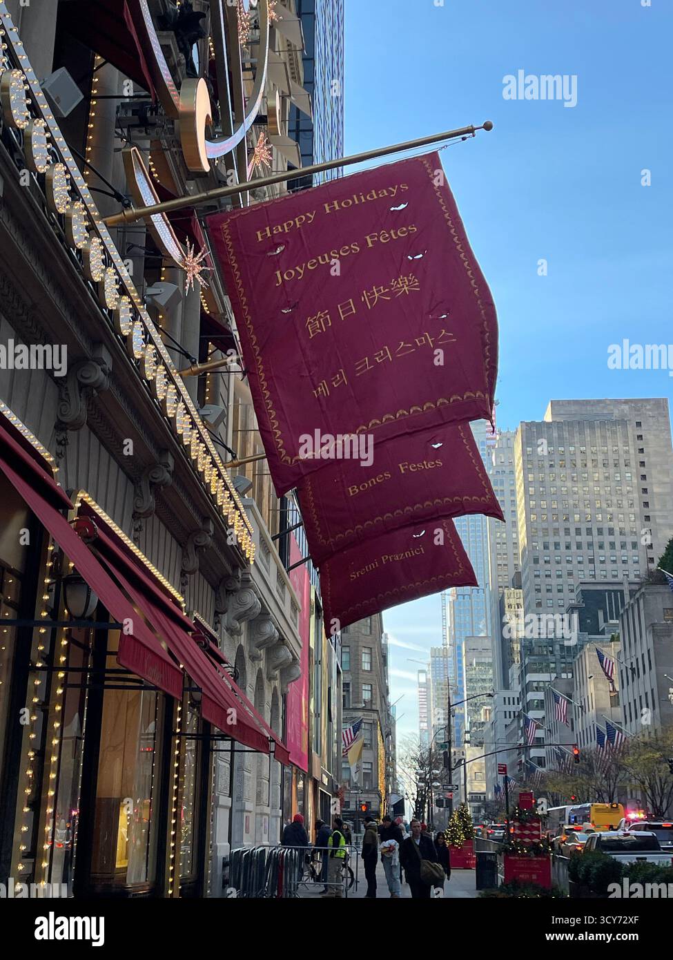 Decorazioni natalizie che illuminano le strade intorno al Rockefeller Center di notte a New York City. - Immagine stock catturata con smartphone