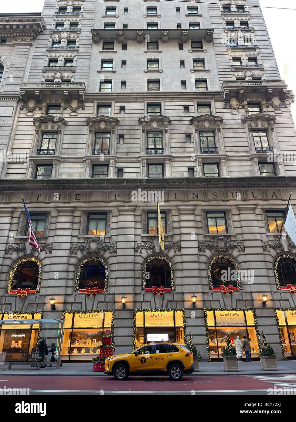 Decorazioni natalizie che illuminano le strade intorno al Rockefeller Center di notte a New York City. - Immagine stock catturata con smartphone