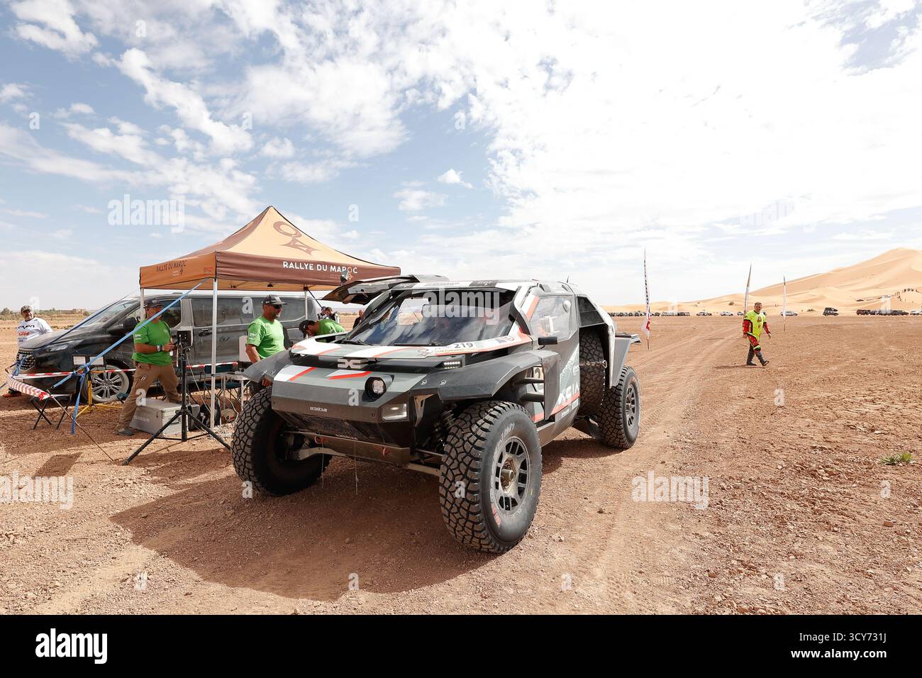 219 LOEB Sebastien (fra), BOULANGER Edouard (fra), The Dacia Sandriders, Dacia Sandrider, FIA W2RC, Ultimate T1+, azione, arrivo, traguardo, durante la fase 5 del Rallye du Maroc 2025, 5° round del WR2C 2025 il 17 ottobre 2025 intorno a Erfoud, Marocco Foto Stock