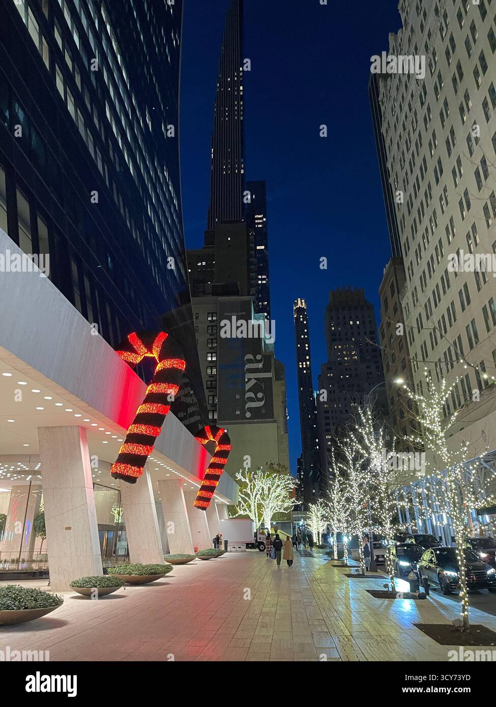 Decorazioni natalizie che illuminano le strade intorno al Rockefeller Center di notte a New York City. - Immagine stock catturata con smartphone
