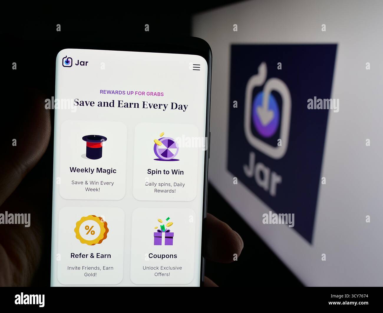 Stoccarda, Germania - 10-11-2025: Persona che tiene il cellulare con pagina web dell'app indiana Jar risparmia denaro in oro digitale sullo schermo davanti al logo. Foto Stock