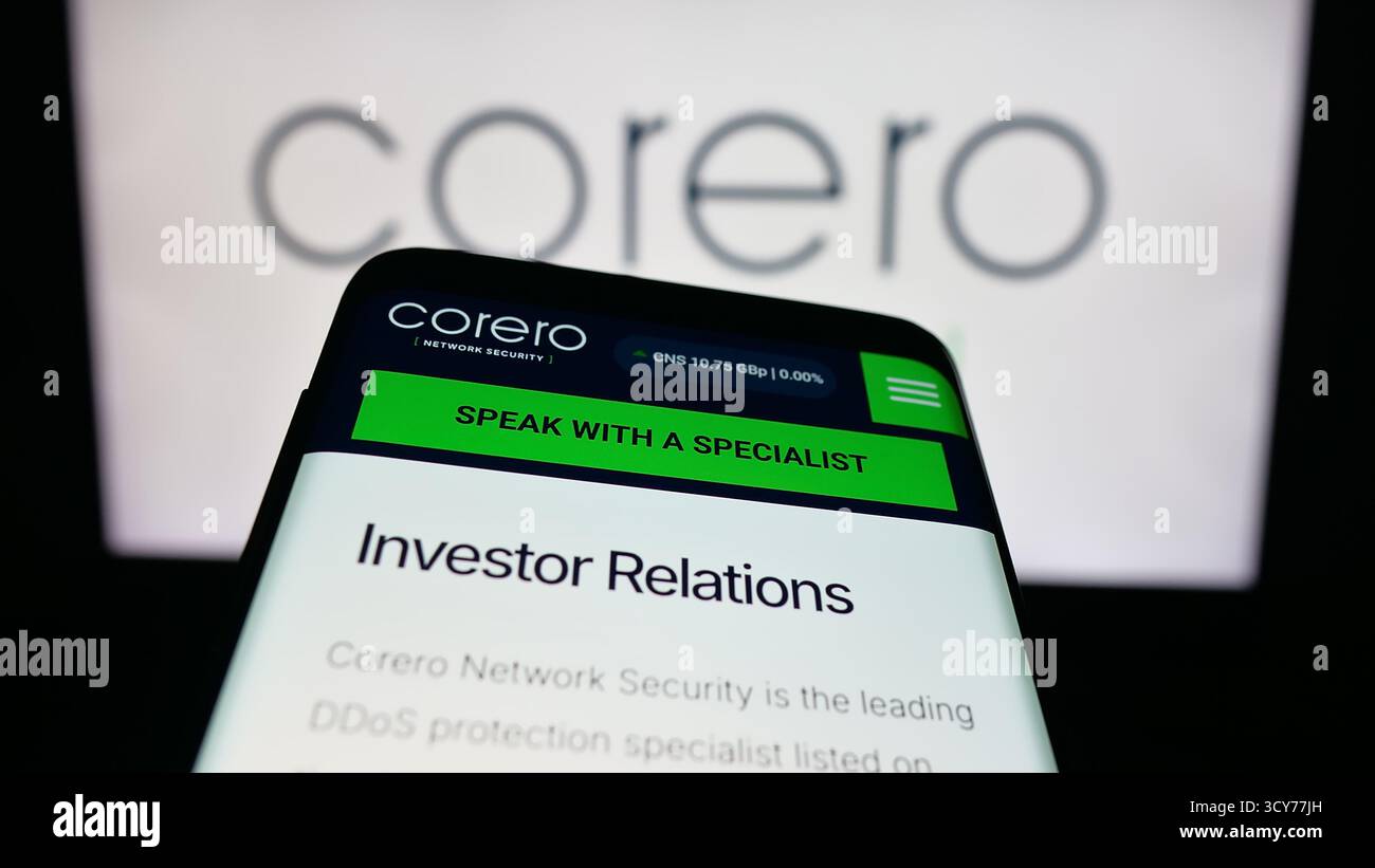Stoccarda, Germania - 10-11-2025: Telefono cellulare con sito web della società Corero Network Security sullo schermo davanti al logo. Foto Stock