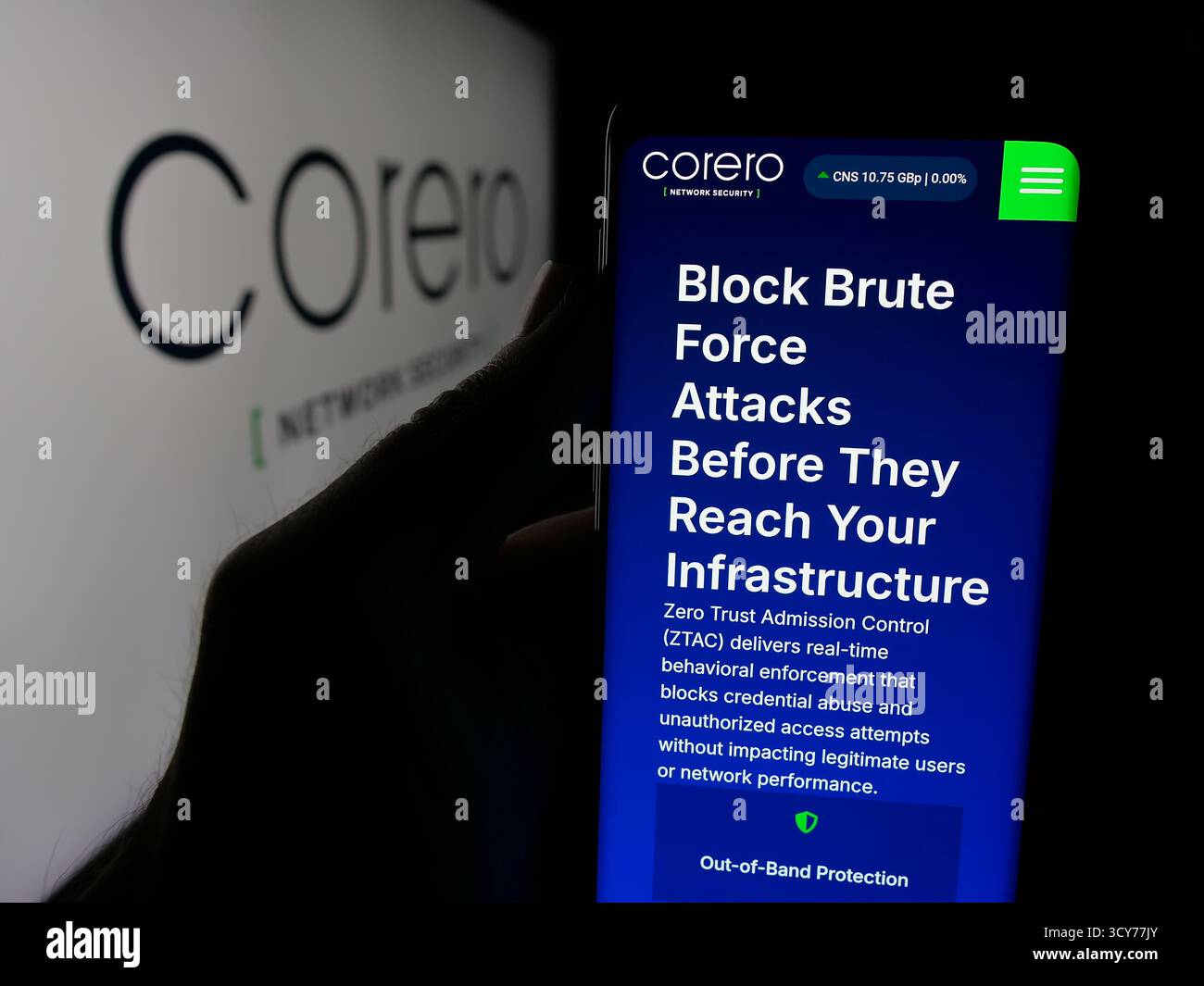 Stoccarda, Germania - 10-11-2025: Persona con smartphone con pagina web della società Corero Network Security sullo schermo davanti al logo. Foto Stock