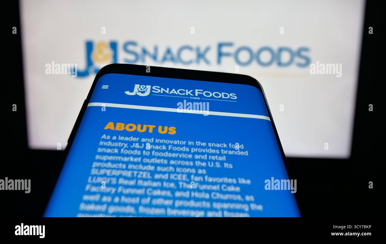 Stoccarda, Germania - 10-12-2025: Telefono cellulare con sito web della società alimentare statunitense JJ snack Foods Corp. Sullo schermo di fronte al logo. Foto Stock