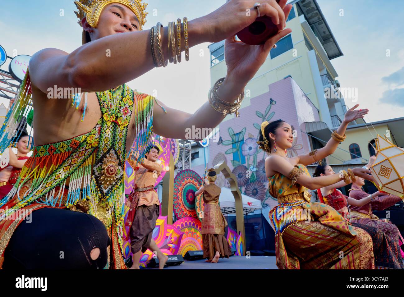 Un gruppo di danza tradizionale thailandese che si esibisce in occasione del festival indù Diwali nel quartiere indiano di Phahurat (Pahurat), Bangkok, Thailandia Foto Stock