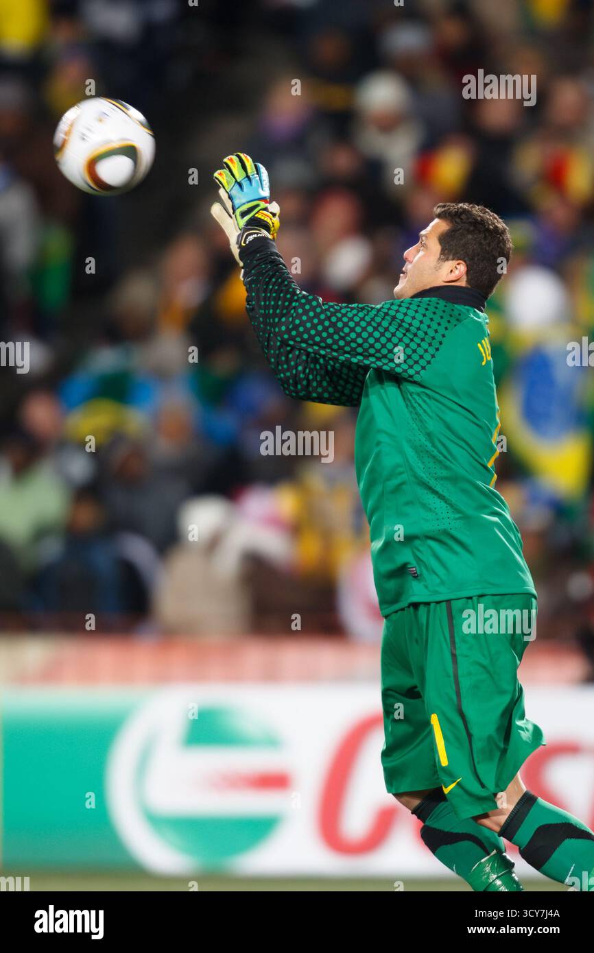 Il portiere brasiliano Julio Cesar salta durante una partita del girone G della Coppa del mondo FIFA contro la Corea del Nord il 15 giugno 2010 all'Ellis Park Stadium di Johannesburg, Sudafrica. Solo per uso editoriale. Uso commerciale vietato. Nessun push all'utilizzo del dispositivo mobile. Foto Stock