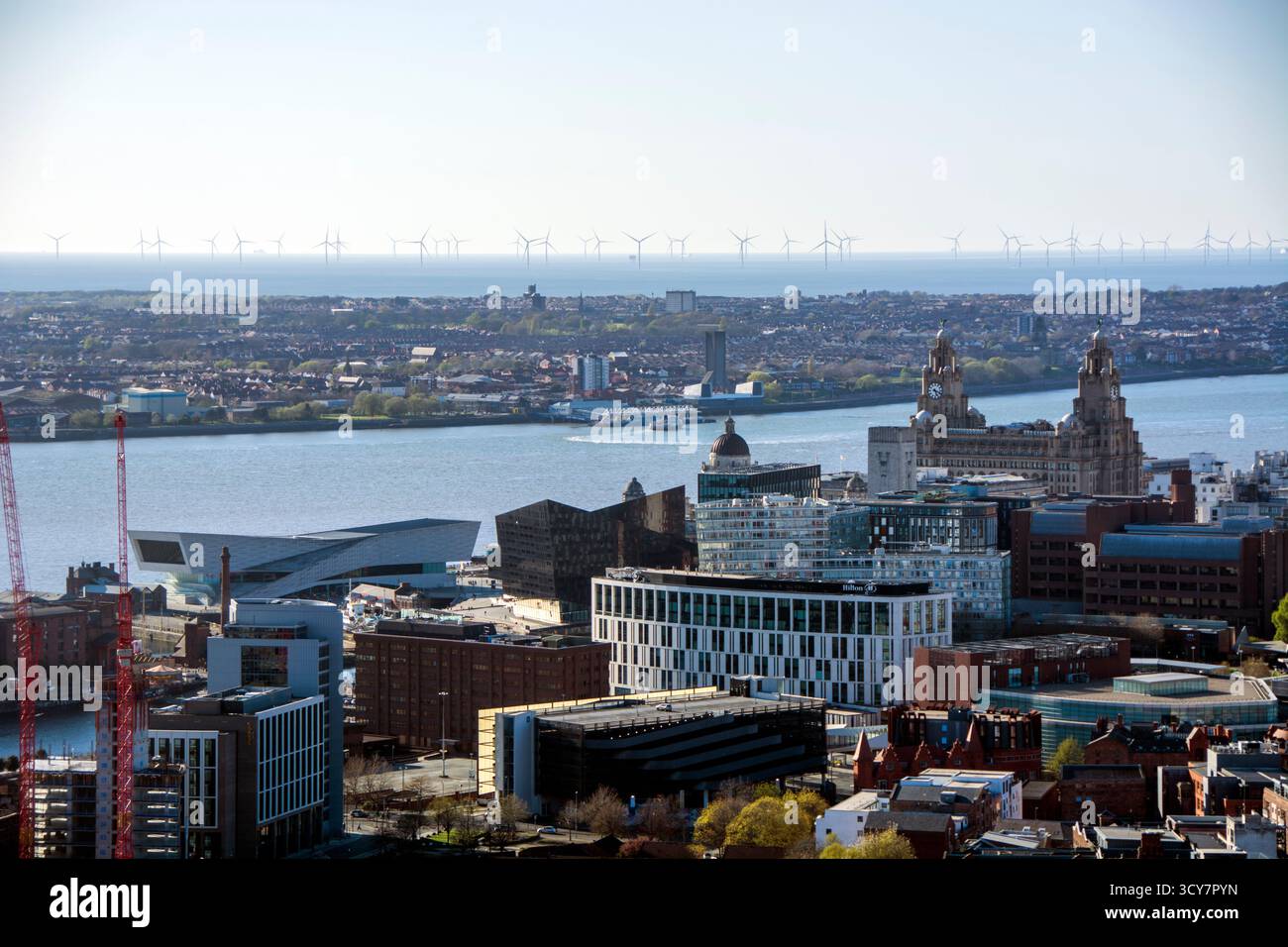 Liverpool Pier Head, Wirral Peninsula e centrale eolica che si affacciano dalla Torre della Cattedrale di Liverpool Foto Stock
