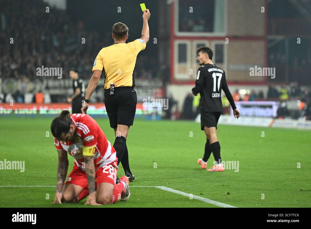 Berlino, Germania. 17 ottobre 2025. Gelbe Karte für Jens Castrop (Borussia Moenchengladbach, #17) GER, 1.FC Union Berlin gegen Borussia Moenchengladbach, Fussball, Bundesliga, Saison 2025/2026, 7. SPIELTAG, 17.10.2025 (LE NORMATIVE DFL VIETANO QUALSIASI USO DI FOTOGRAFIE COME SEQUENZE DI IMMAGINI E/O QUASI-VIDEO). Foto: Eibner-Pressefoto/Ryan Sleiman credito: dpa/Alamy Live News Foto Stock