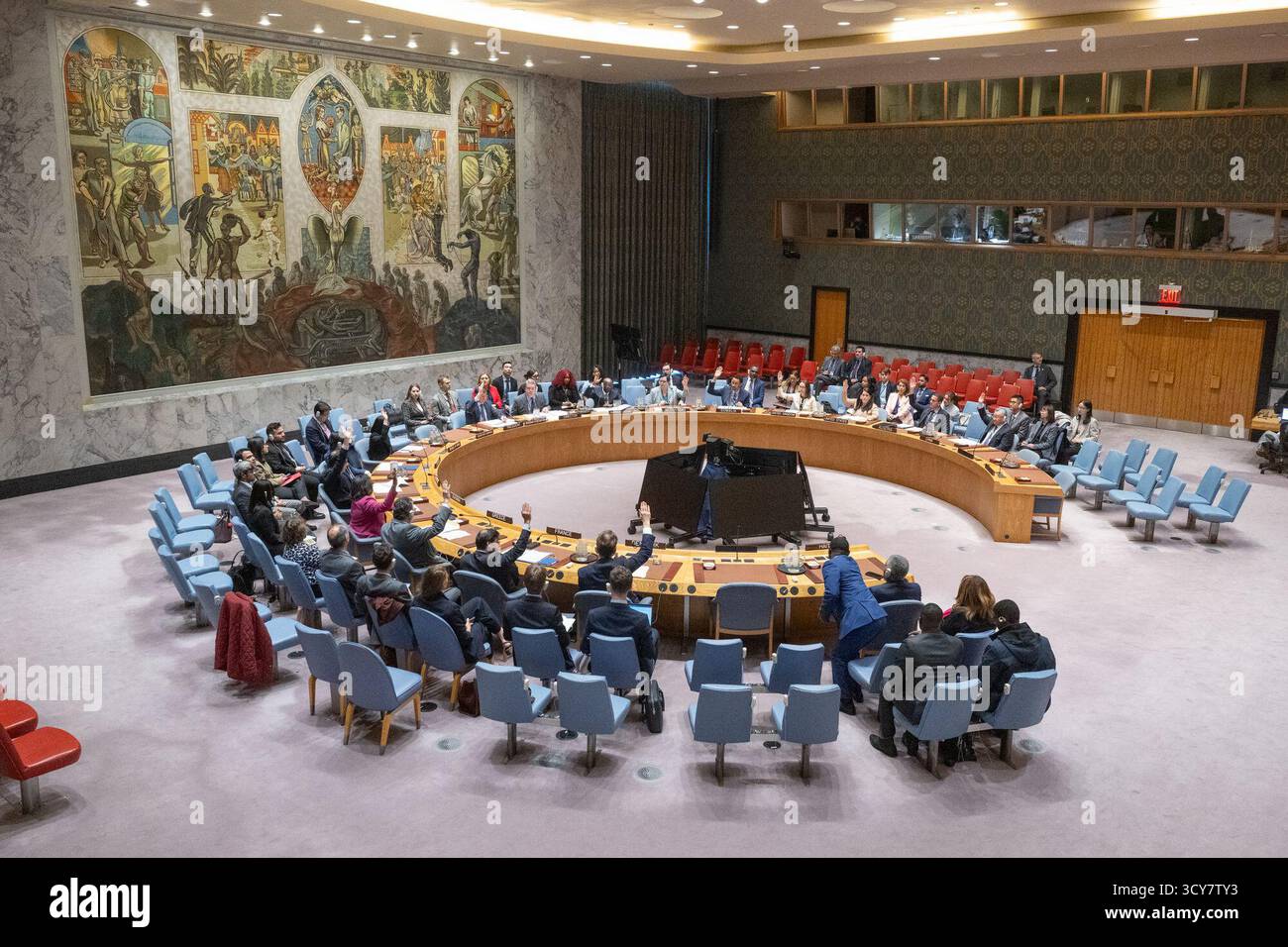 (251017) -- NAZIONI UNITE, 17 ottobre 2025 (Xinhua) -- i rappresentanti votano su un progetto di risoluzione durante una riunione del Consiglio di sicurezza presso la sede dell'ONU a New York, 17 ottobre 2025. Venerdì il Consiglio di sicurezza ha adottato una risoluzione per rinnovare il regime di sanzioni contro Haiti per un altro anno. (Eskinder Debebe/un Photo/Handout via Xinhua) Foto Stock