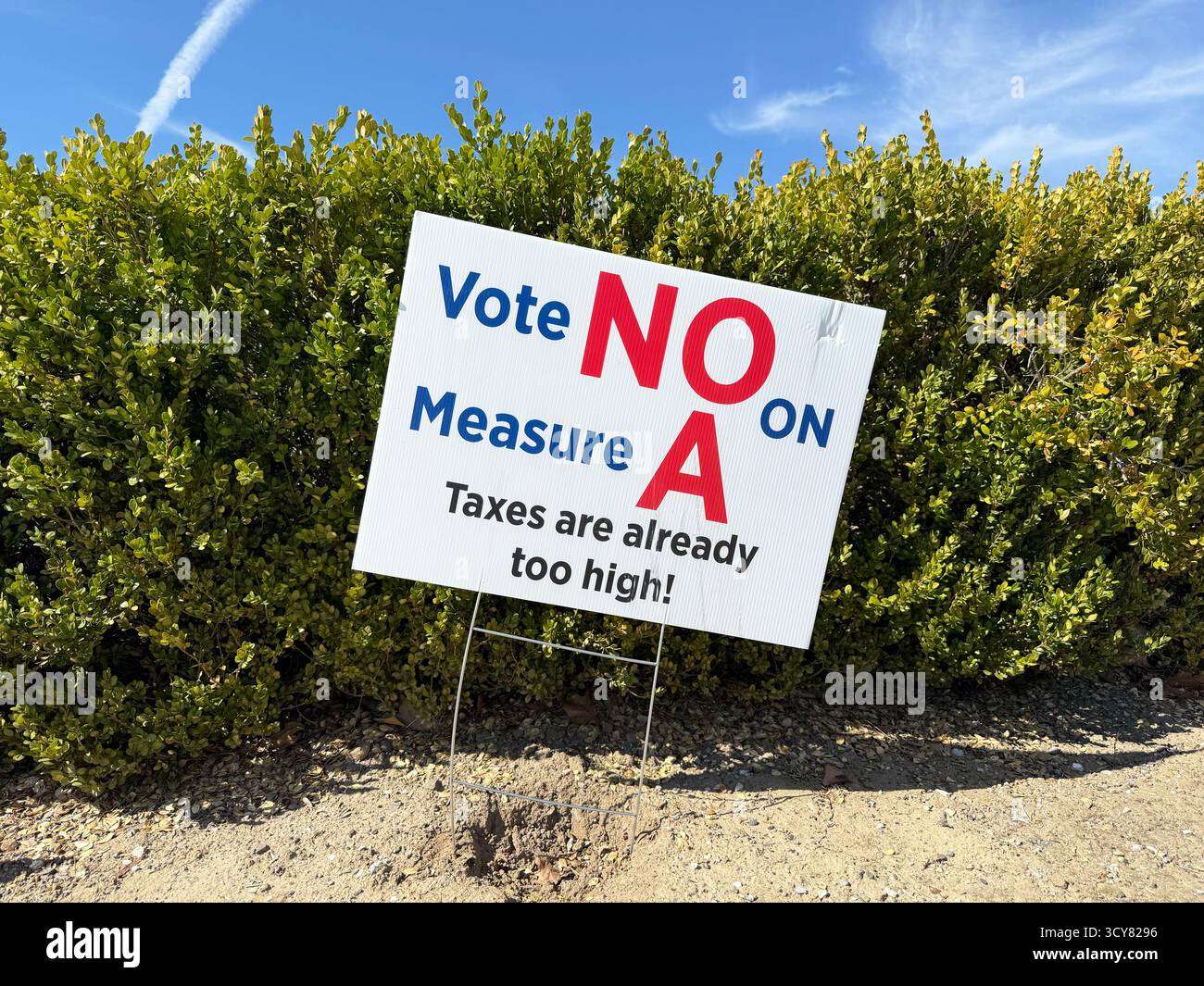 Segno politico che si oppone alla misura A della contea di Santa Clara e protesta contro tasse più elevate - Santa Clara, California, Stati Uniti - 17 ottobre 2025 Foto Stock