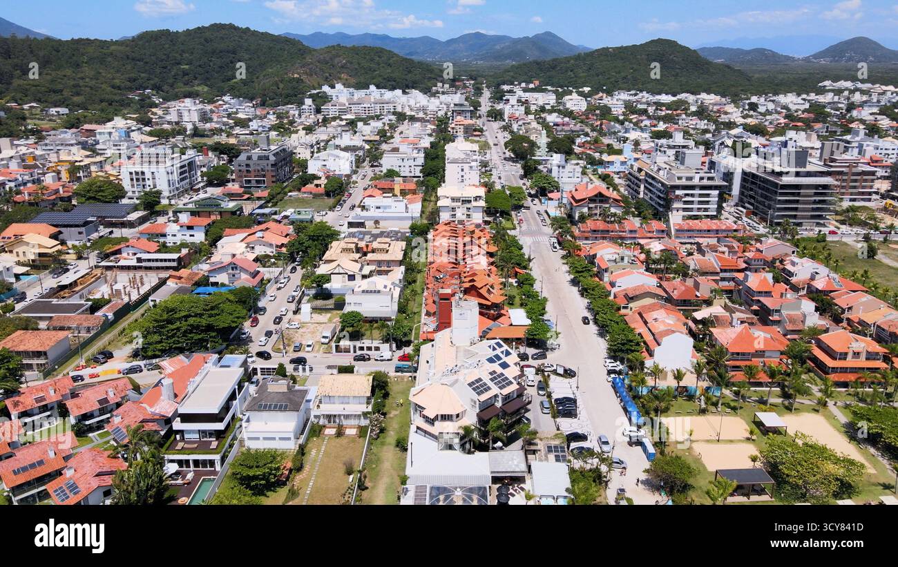 Vista aerea della spiaggia internazionale di Jurere a Florianópolis, Santa Catarina, case di lusso, Beach club, lussuose residenze fronte oceano Foto Stock