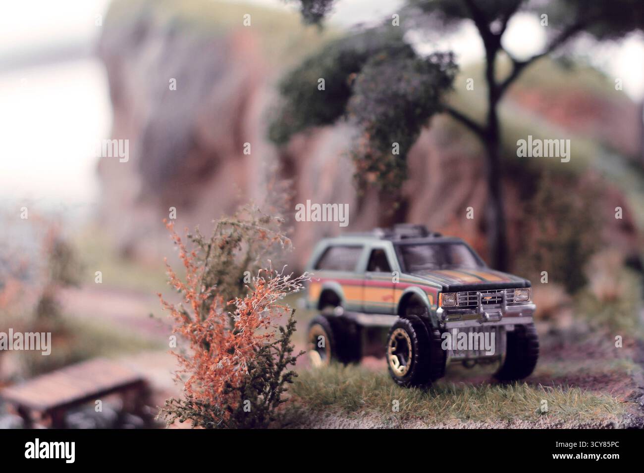 SUV retrò sul Forest Trail con un tocco d'epoca Foto Stock