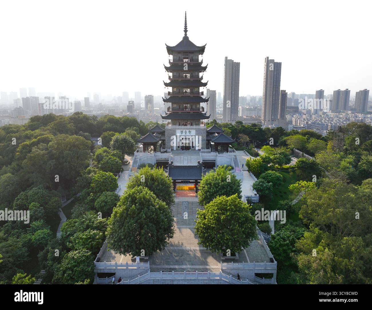 Fotografia aerea del padiglione Kuixing nel parco centrale del lago Qiandeng, distretto di Nanhai, città di Foshan Foto Stock