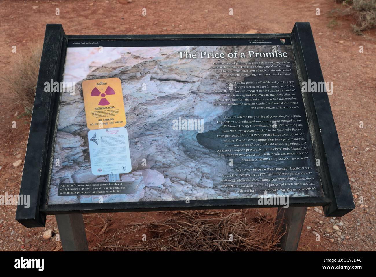 Miniera di uranio Oyler nella geologia delle arenarie del Capitol Reef National Park, operativa negli anni '1950 e da allora chiusa. L'area ha residu Foto Stock