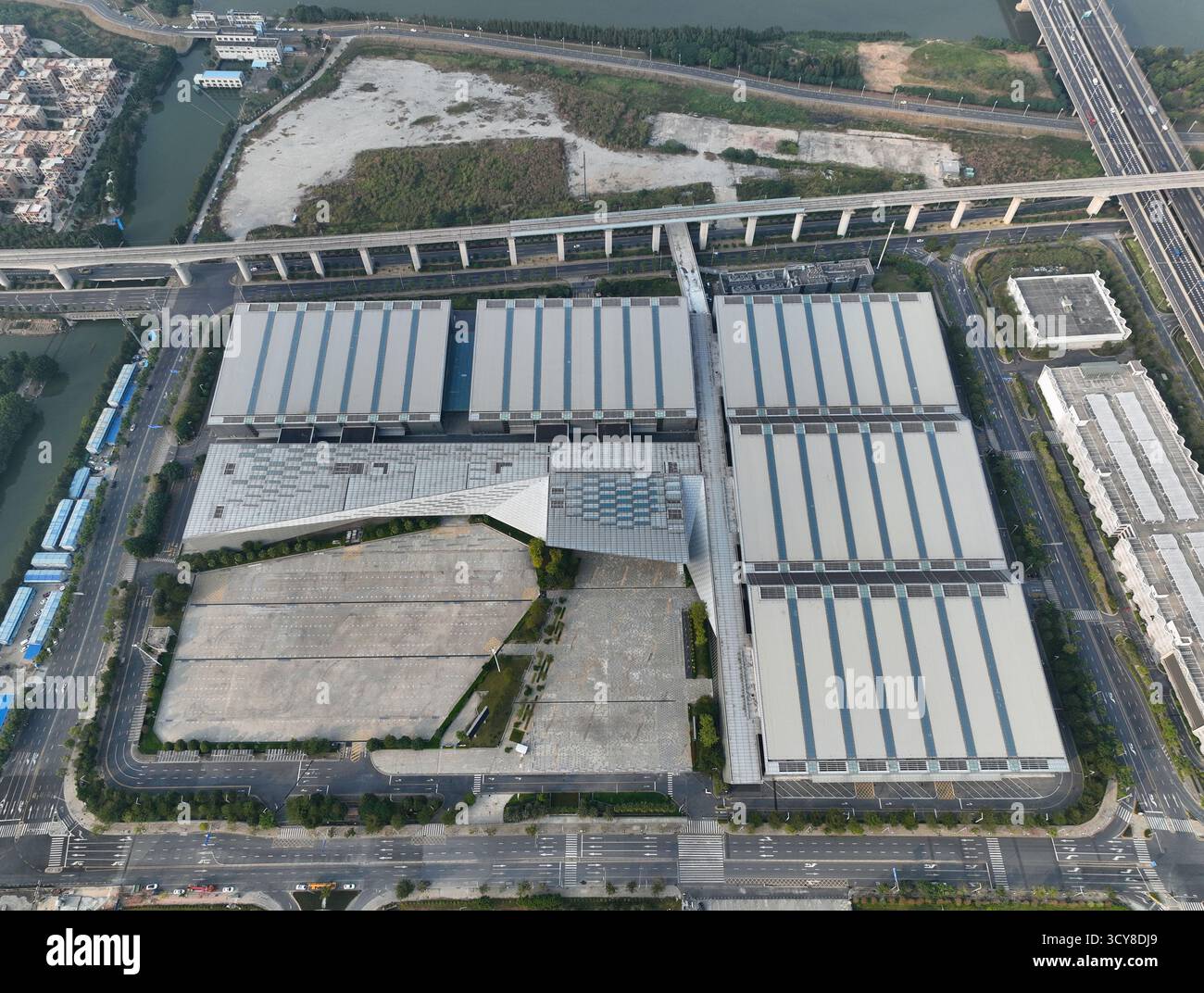 Fotografia aerea del Centro Internazionale Congressi ed esposizioni di Tanzhou nella città di Beijiao, nel quartiere di Shunde, nella città di Foshan Foto Stock