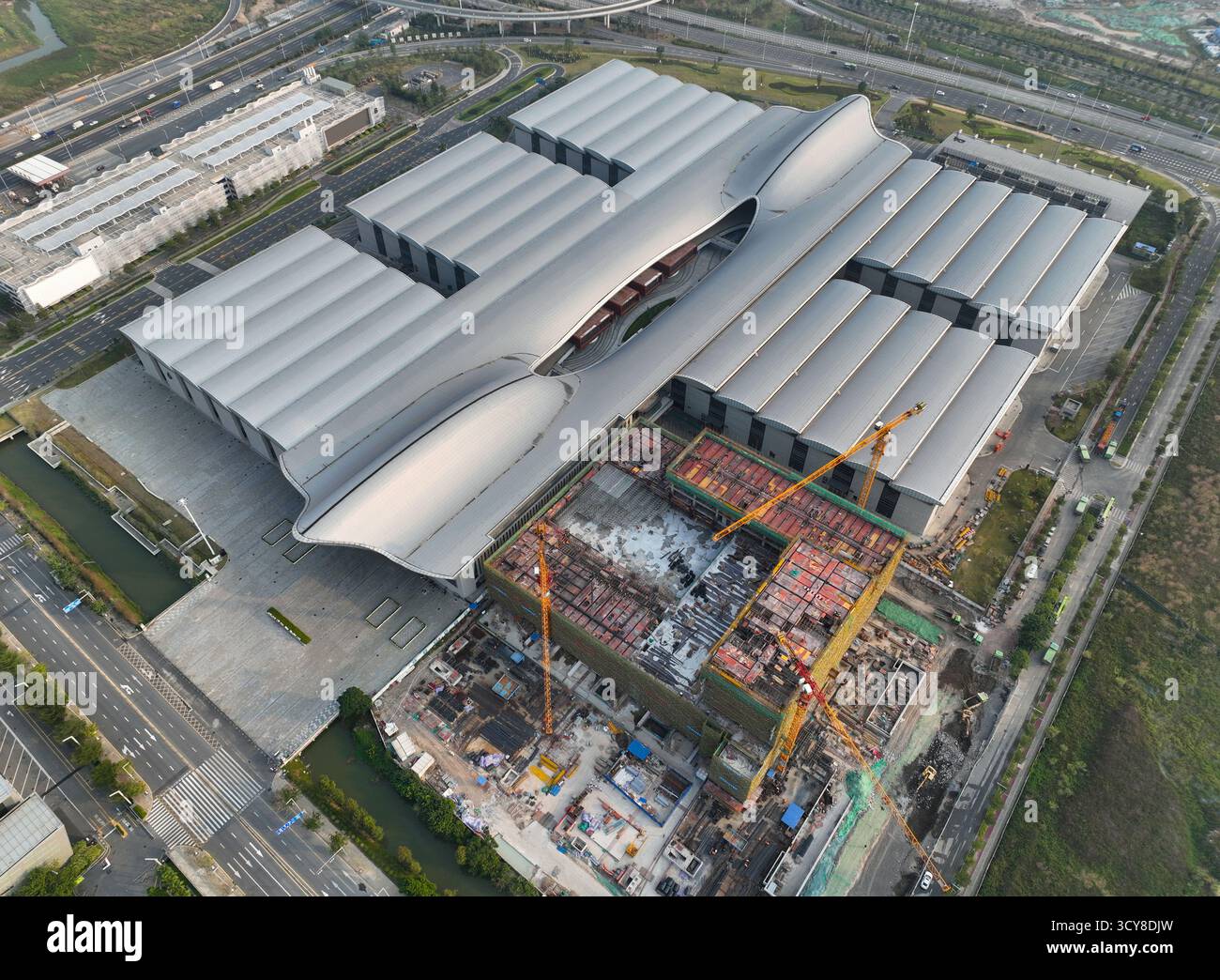 Fotografia aerea del Centro Internazionale Congressi ed esposizioni di Tanzhou nella città di Beijiao, nel quartiere di Shunde, nella città di Foshan Foto Stock