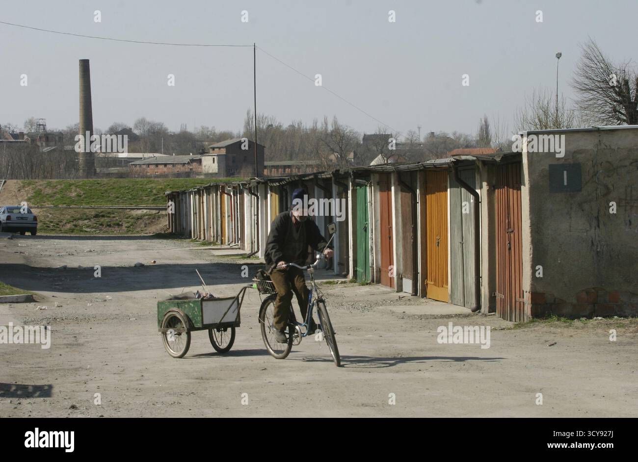 POL POLAND, Slubice 02.04.2004, pensionato con bici e rimorchio a Slubice Foto Stock