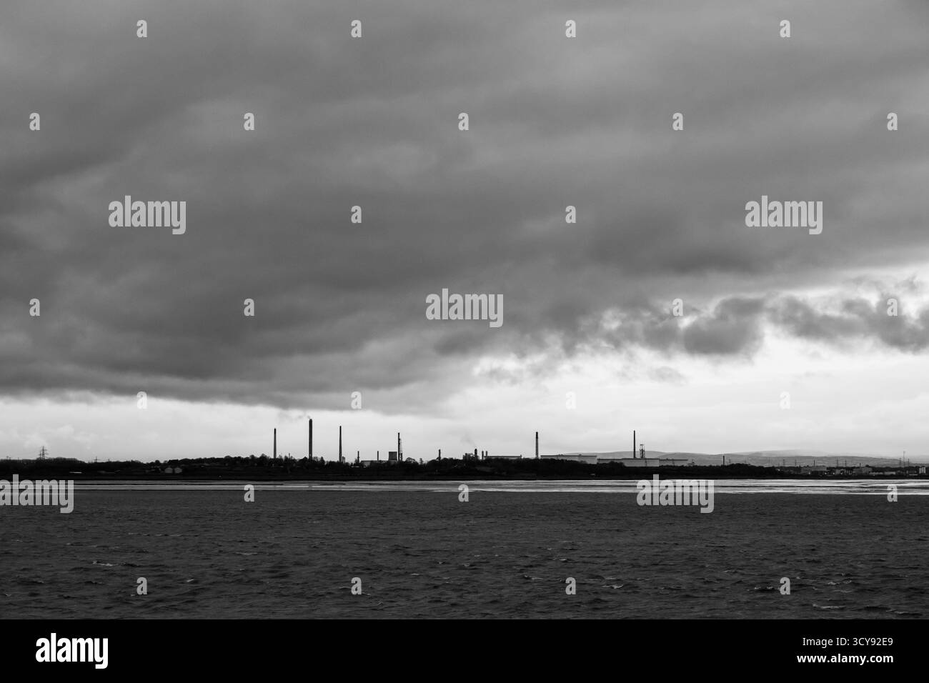 Skyline industriale sul fiume Mersey in bianco e nero Foto Stock