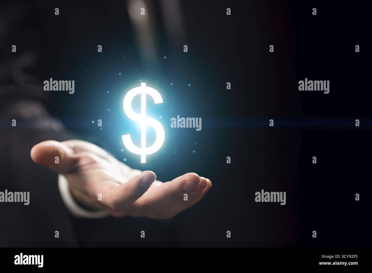 Uomo d'affari che tiene la palla di cristallo blu con l'icona del dollaro. Tecnologia Internet Foto Stock