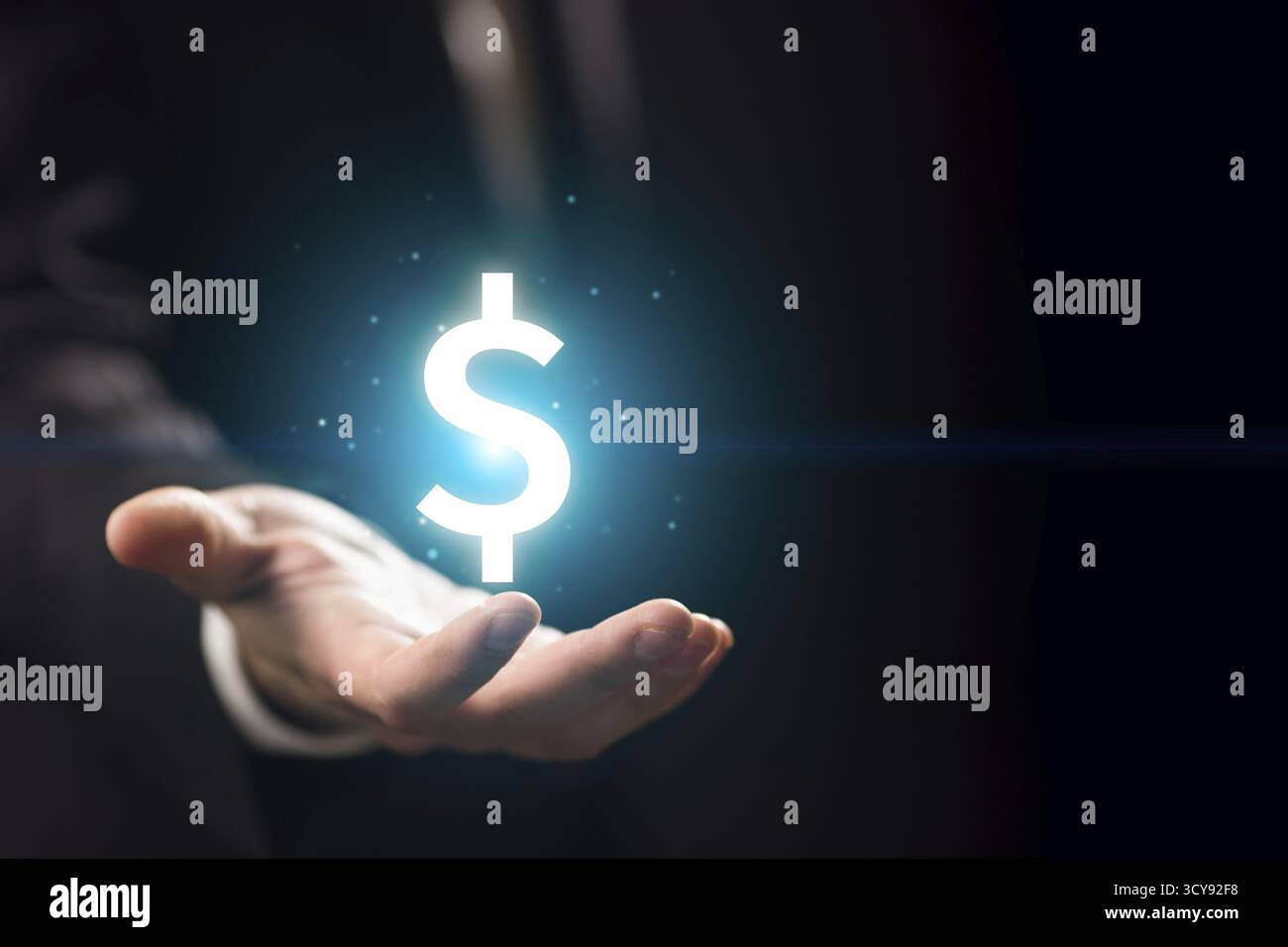 Man mano che tiene il blu sfera di cristallo con icona del dollaro. La tecnologia di Internet Foto Stock