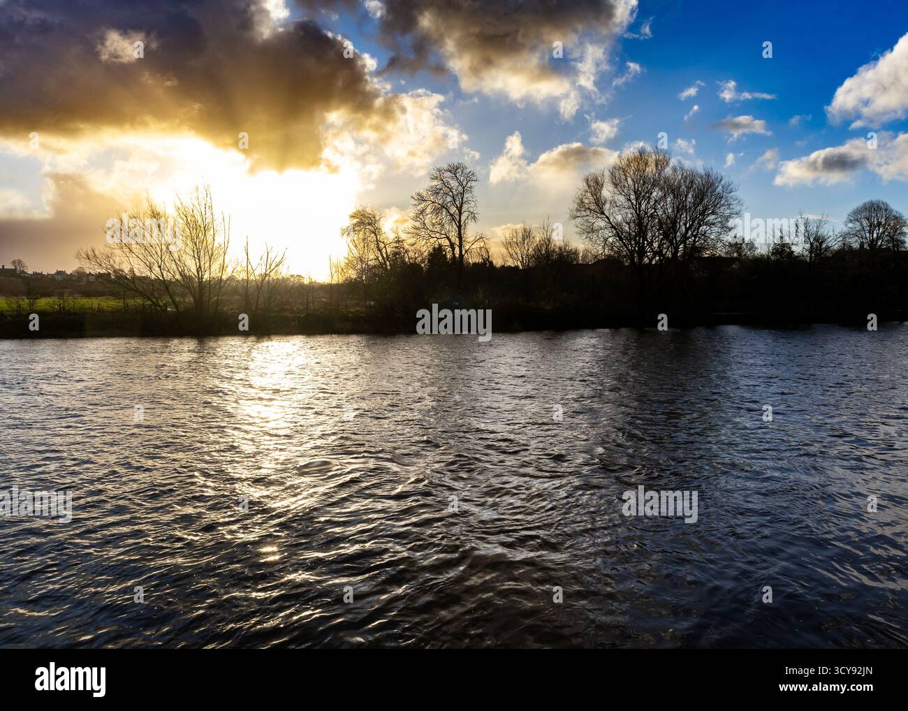 Alba sul fiume Dee, gonfio, a Chester Foto Stock