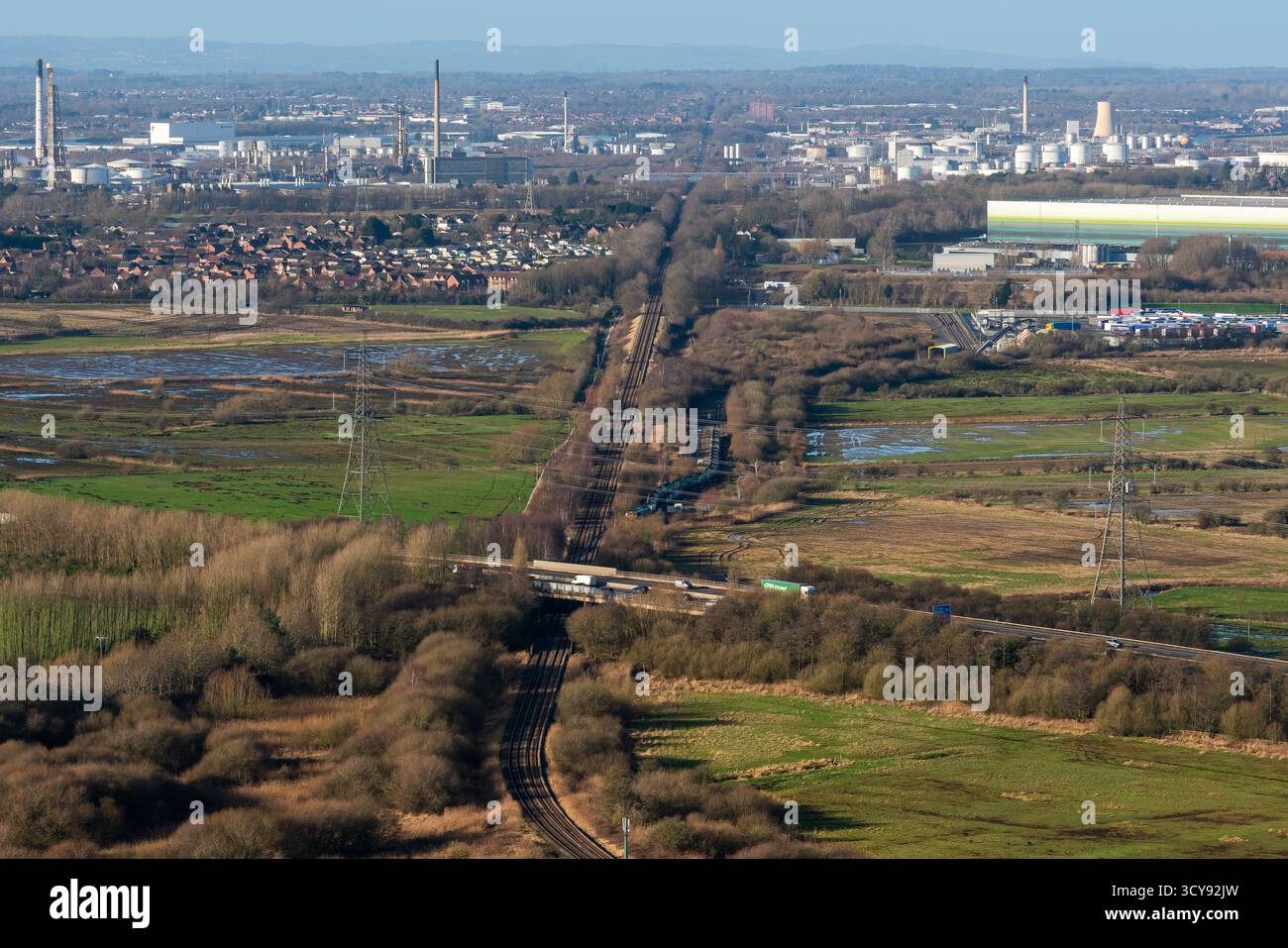 Linea ferroviaria e autostrada che conducono al paesaggio industriale del Cheshire Foto Stock