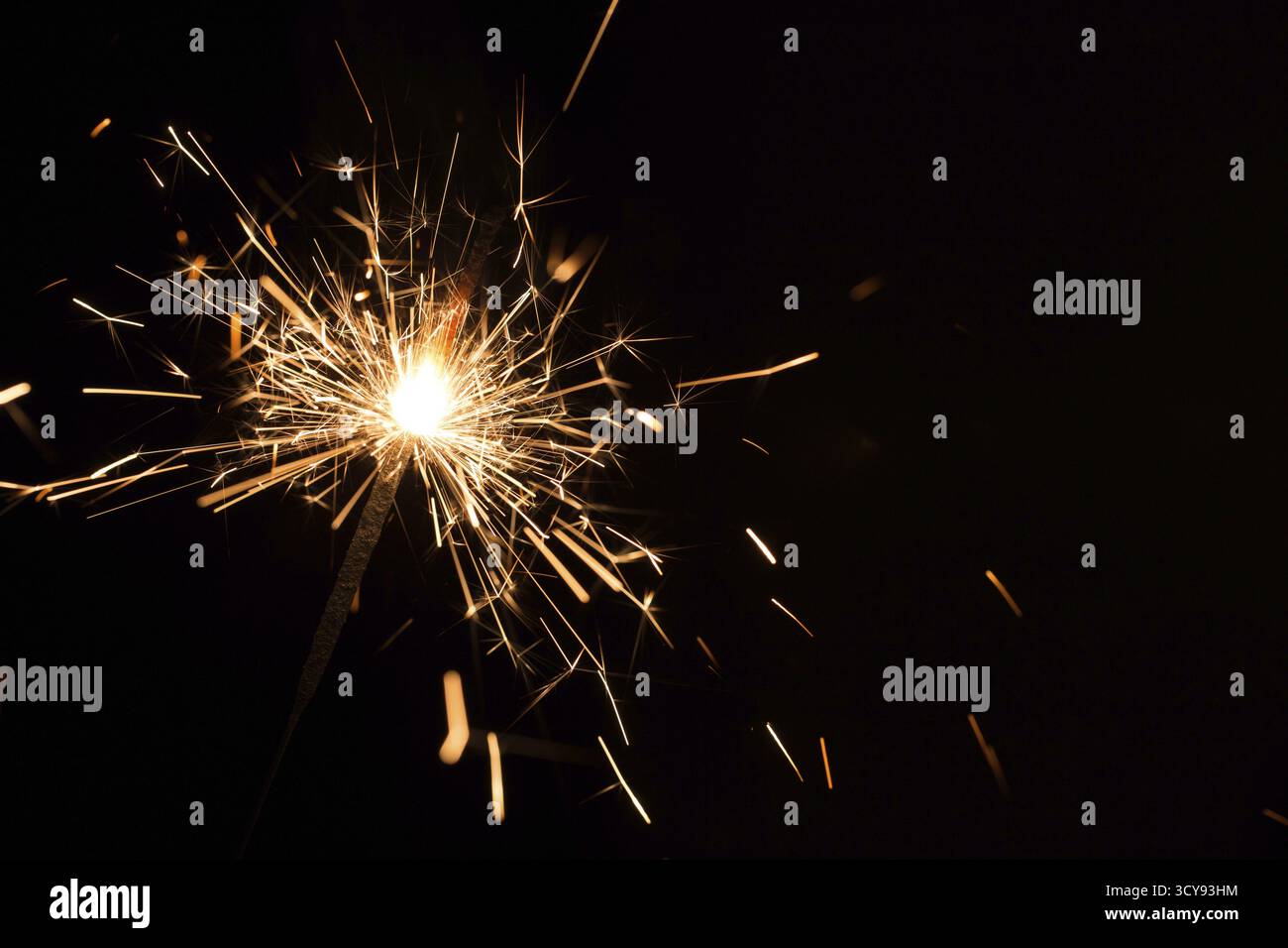 Nuovo anno bruciando luce Bengala isolati su sfondo nero Foto Stock