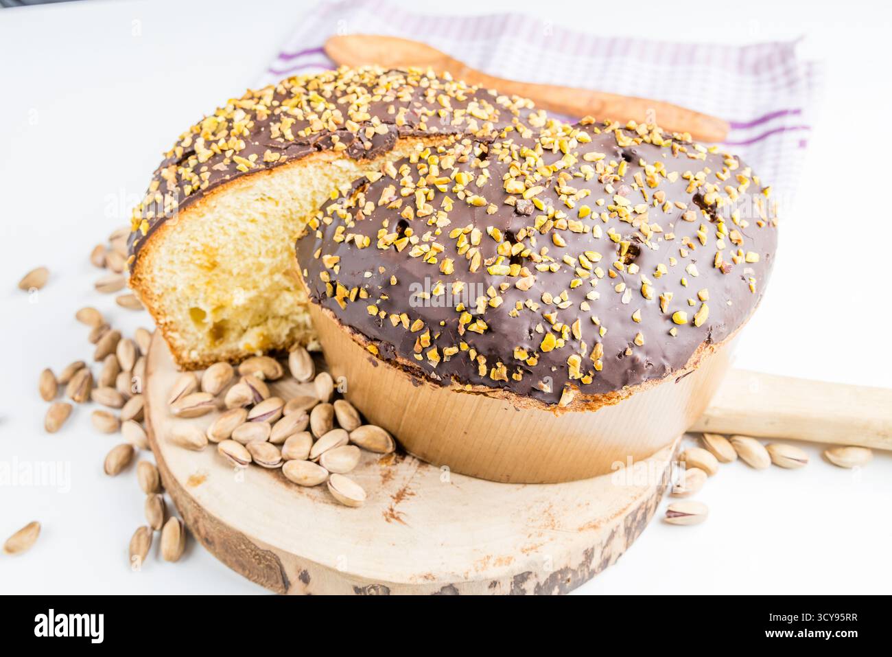 Panettone artigianale italiano ripieno di pistacchio Foto Stock
