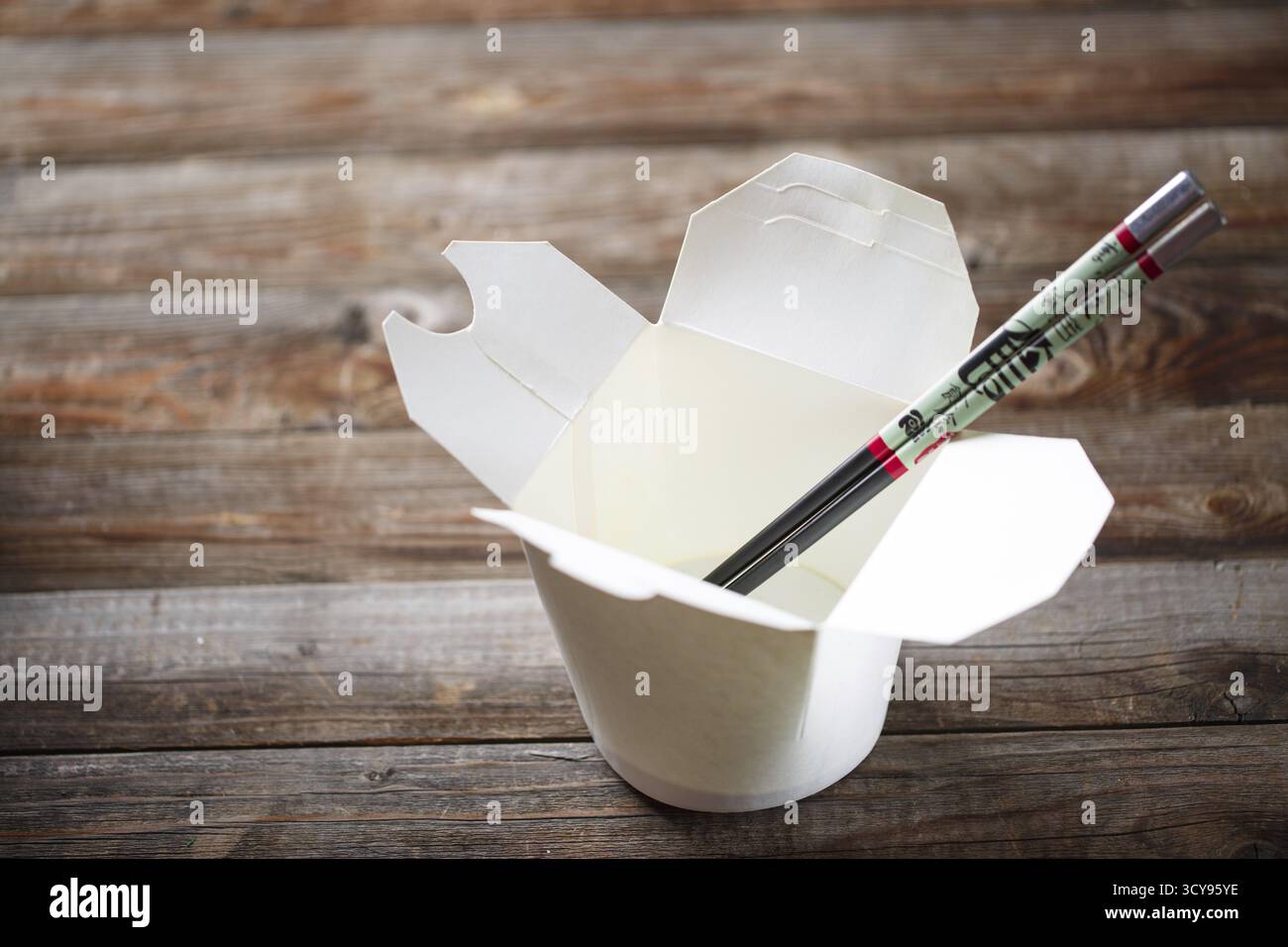 Vuoto cibo cinese contenitore sul vecchio tavolo in legno Foto Stock