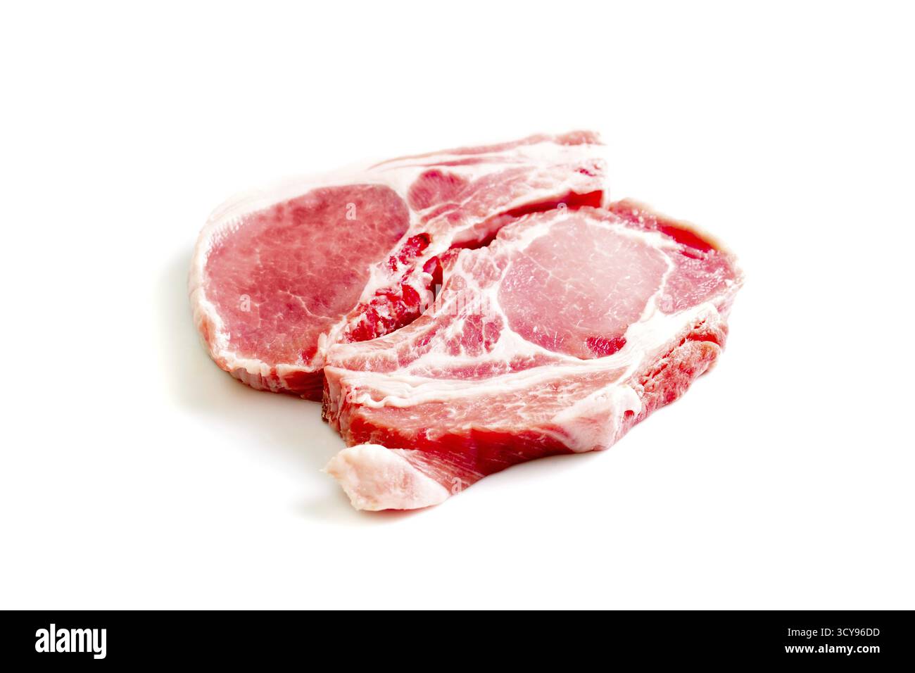 Pezzi di carne di manzo crudo isolati su sfondo bianco Foto Stock