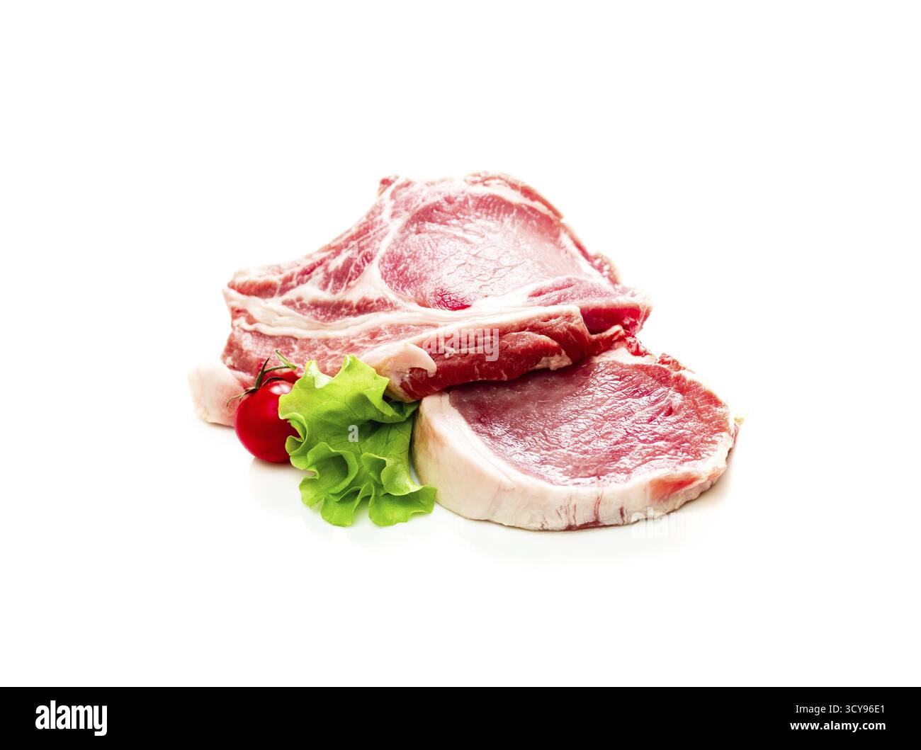 Pezzi di carne di manzo crudo isolati su sfondo bianco Foto Stock