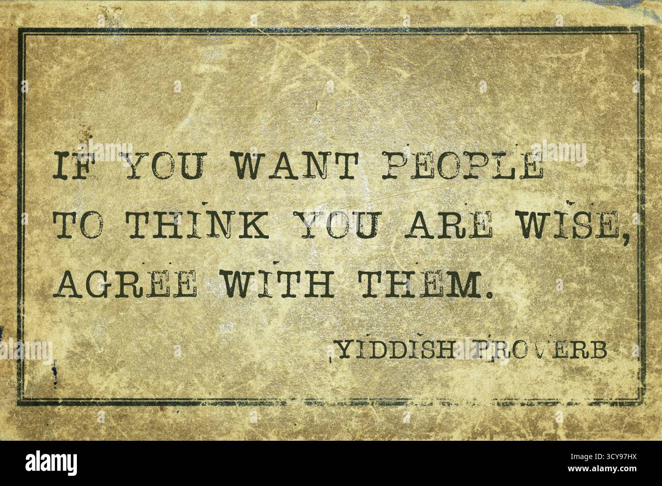 Se si vuole che la gente pensa che sono saggi - antico proverbio Yiddish stampato su grunge cartone vintage Foto Stock