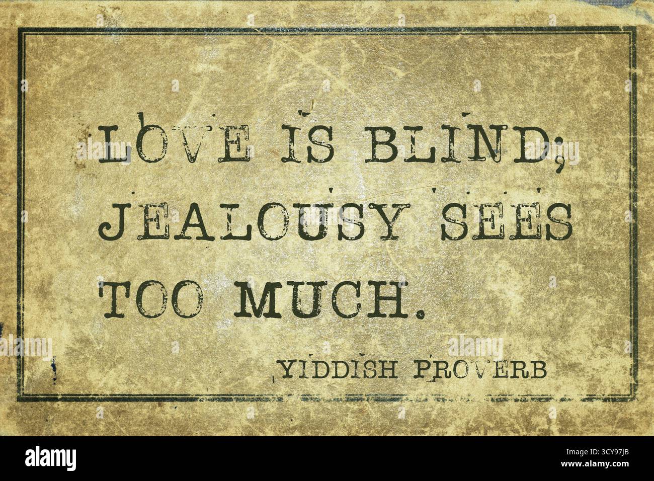 L'amore è cieco, la gelosia vede troppo - antico proverbio yiddish stampato su un grunge cartone vintage Foto Stock