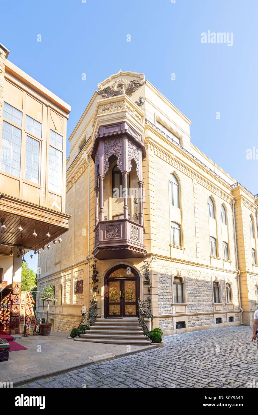 Baku, Azerbaigian. 10 ottobre 2025. vista di un tradizionale balcone in legno di una casa nel centro della città vecchia Foto Stock