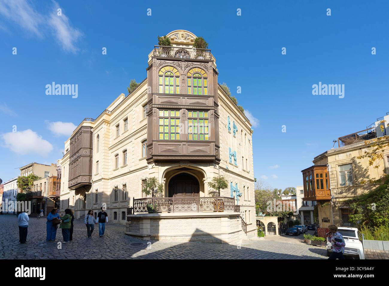 Baku, Azerbaigian. 10 ottobre 2025. vista di un tradizionale balcone in legno di una casa nel centro della città vecchia Foto Stock