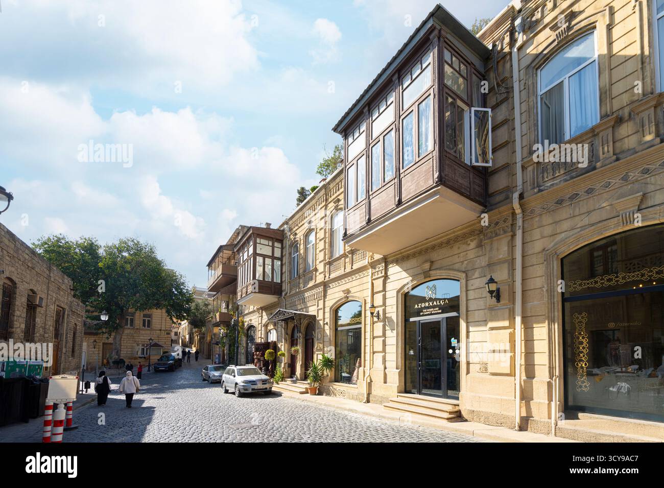 Baku, Azerbaigian. 10 ottobre 2025. vista di un tradizionale balcone in legno di una casa nel centro della città vecchia Foto Stock