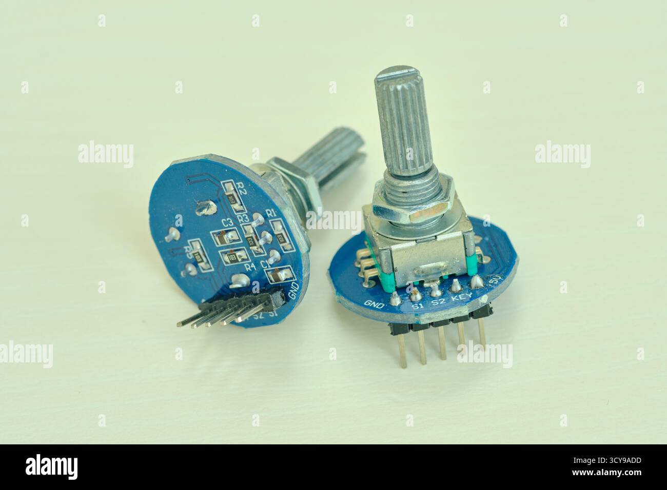 Resistore variabile isolato su sfondo bianco. Informazioni sui componenti elettronici. potenziometro. Foto Stock