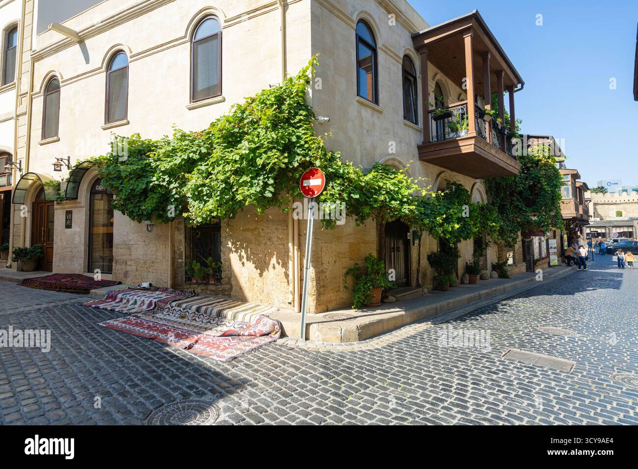 Baku, Azerbaigian. 10 ottobre 2025. vista di un tradizionale balcone in legno di una casa nel centro della città vecchia Foto Stock
