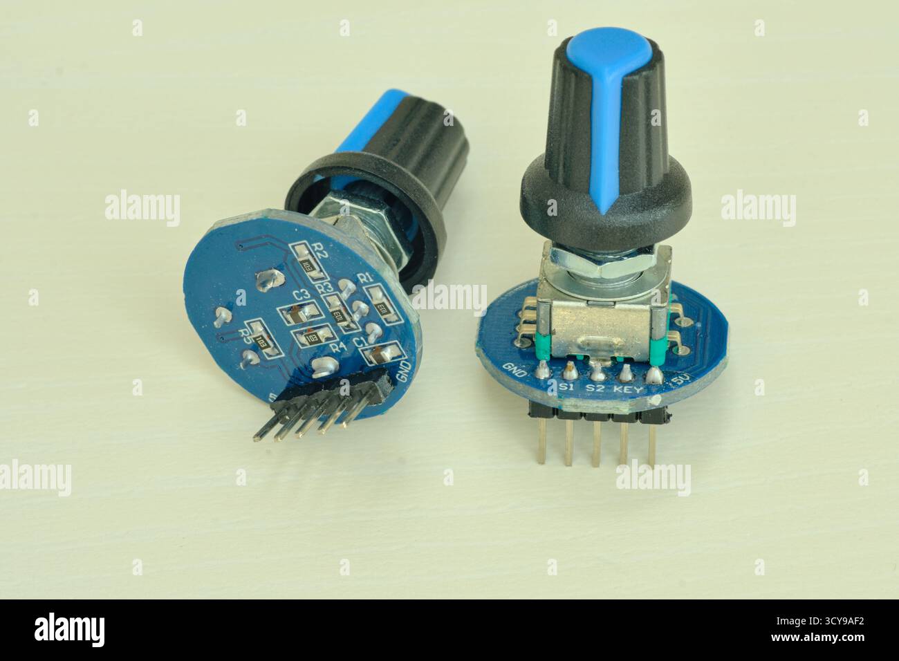 Resistore variabile isolato su sfondo bianco. Informazioni sui componenti elettronici. potenziometro. Foto Stock